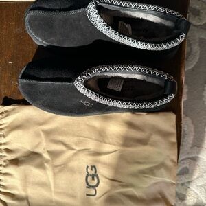 UGG Tazz li Black Platform Slippers with Embroidered Trim Wool Lining